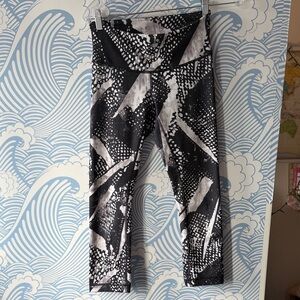 Lululemon Stylish Black and White leggings size 4